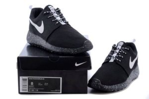 Nike Roshe Run чёрные с белым (35-45)