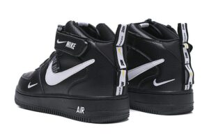 Зимние Nike Air Force 1 Mid 07 LV8 Utility с мехом черные с белым (35-45)